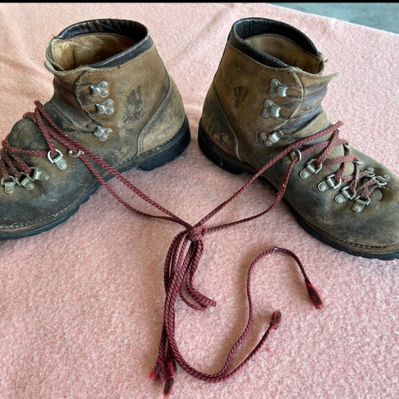 VASQUE HIKING BOOTS - size 9 1/2 - Picture 1 of 10